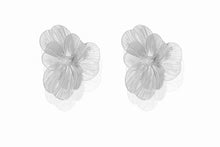 Load image into Gallery viewer, Metal Flower Stud Earrings
